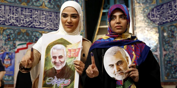 Două femei din Iran pozează cu portretul generalului Qasem Soleimani după ce au ieşti de la vot FOTO EPA-EFE