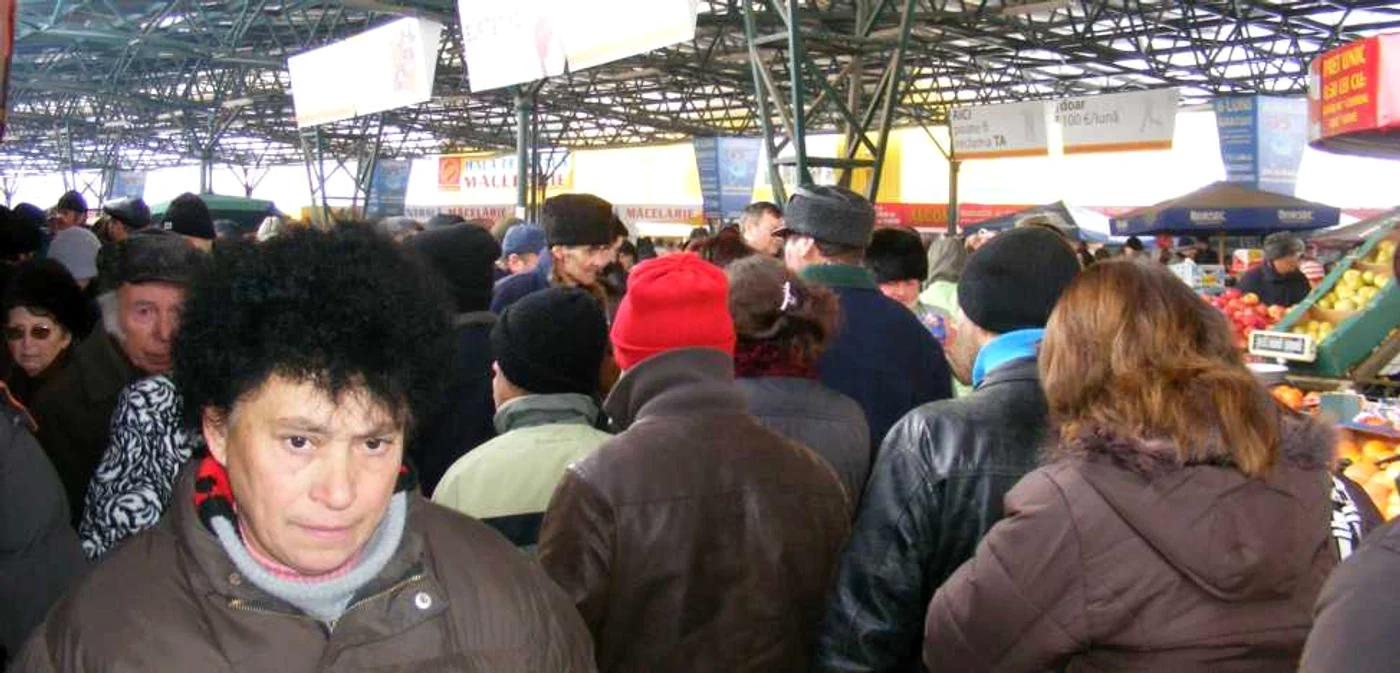 Hoţii profită de aglomeraţia din pieţe
