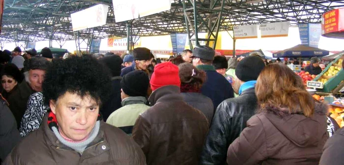 Hoţii profită de aglomeraţia din pieţe