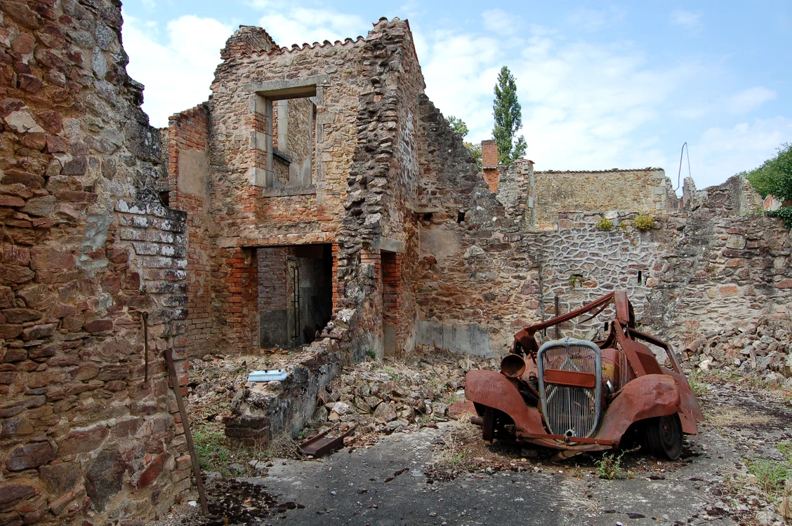 Oradour sur Glane Maison et Voiture jpg jpeg