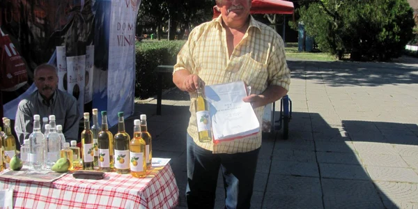 Sandu de la Pericei îşi promovează palinca la toate târgurile tradiţionale din Oradea