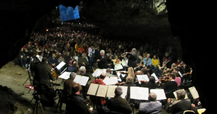 Concert în Peştera Româneşti FOTO Ştefan Both