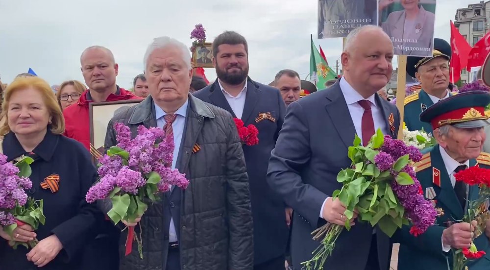 Sfidare a legii la marșul socialiștilor și comuniștilor. Mai mulți participanți, între care Igor Dodon, cu panglica bicoloră în piept, deși este interzisă