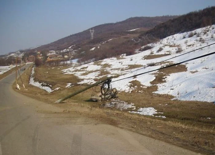 Maşina s-a răsturnat în afara şoselei. Foto: ocnamuresonline.ro