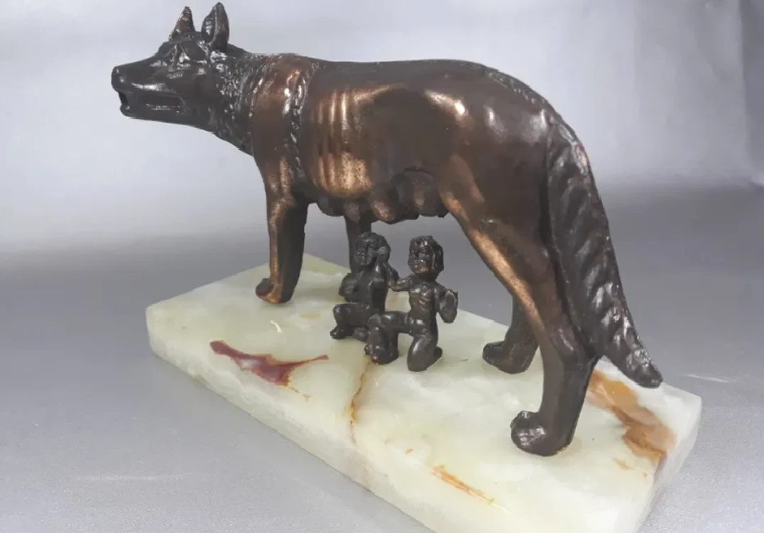 sculptura lupoaica romulus si remus