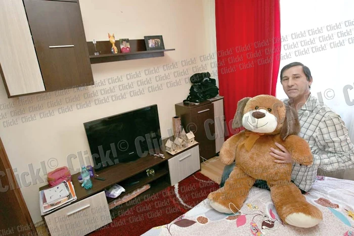 O pictură cu nudul  Danielei tronează pe  peretele din living (Fotografii: Sever Gheorghe)