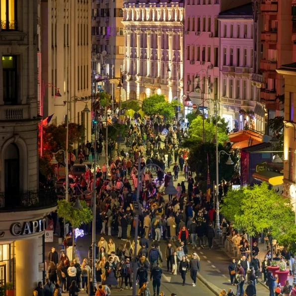 Tur ghidat și dezbatere despre reducerea riscului seismic, la „Străzi Deschise – București, Promenadă urbană”