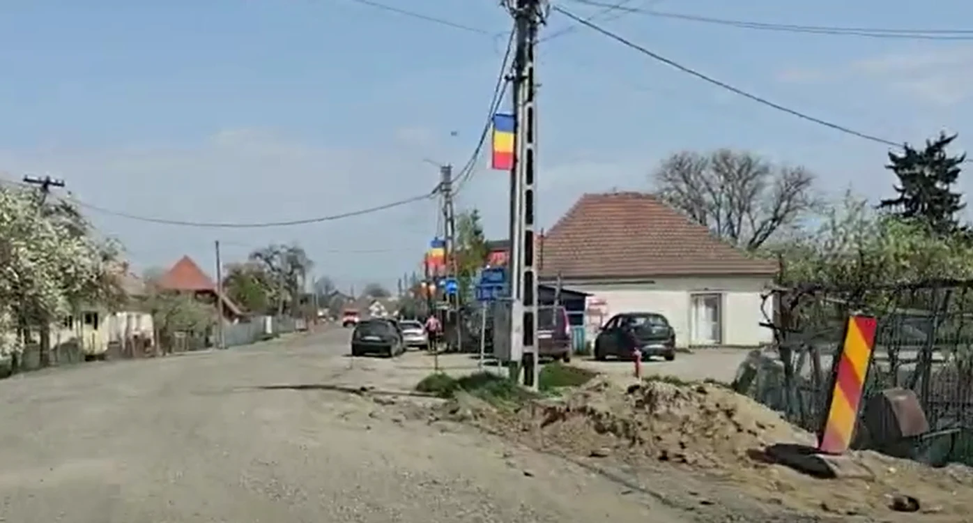„Au distrus șoseaua și au plecat”, spune un localnic. FOTO: Doru Șupeală