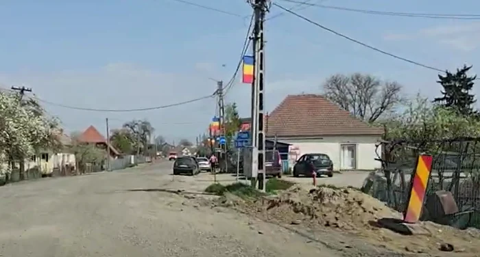 „Au distrus șoseaua și au plecat”, spune un localnic. FOTO: Doru Șupeală