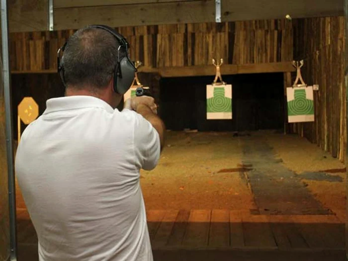 
    Cristian Pop şi-a împuşcat mortal instructorul, după care s-a sinucis   