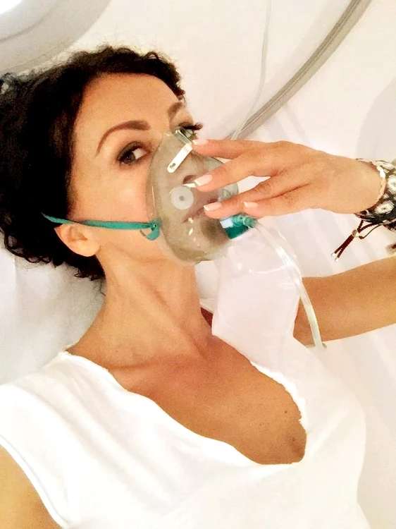 Mihaela Rădulescu  a testat aparatul  care creşte nivelul  de oxigen din sânge
