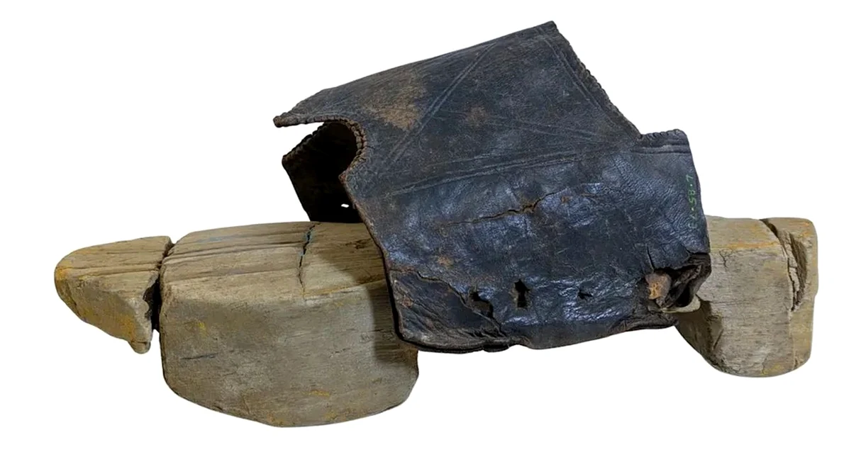 Arheologii au descoperit acest „sabot de baie” în fortul roman de la Vindolanda, din Marea Britanie (© The Vindolanda Trust)