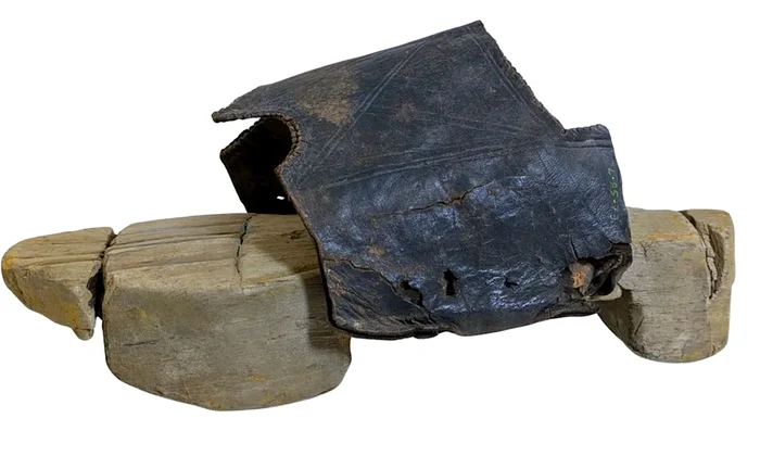 Arheologii au descoperit acest „sabot de baie” în fortul roman de la Vindolanda, din Marea Britanie (© The Vindolanda Trust)