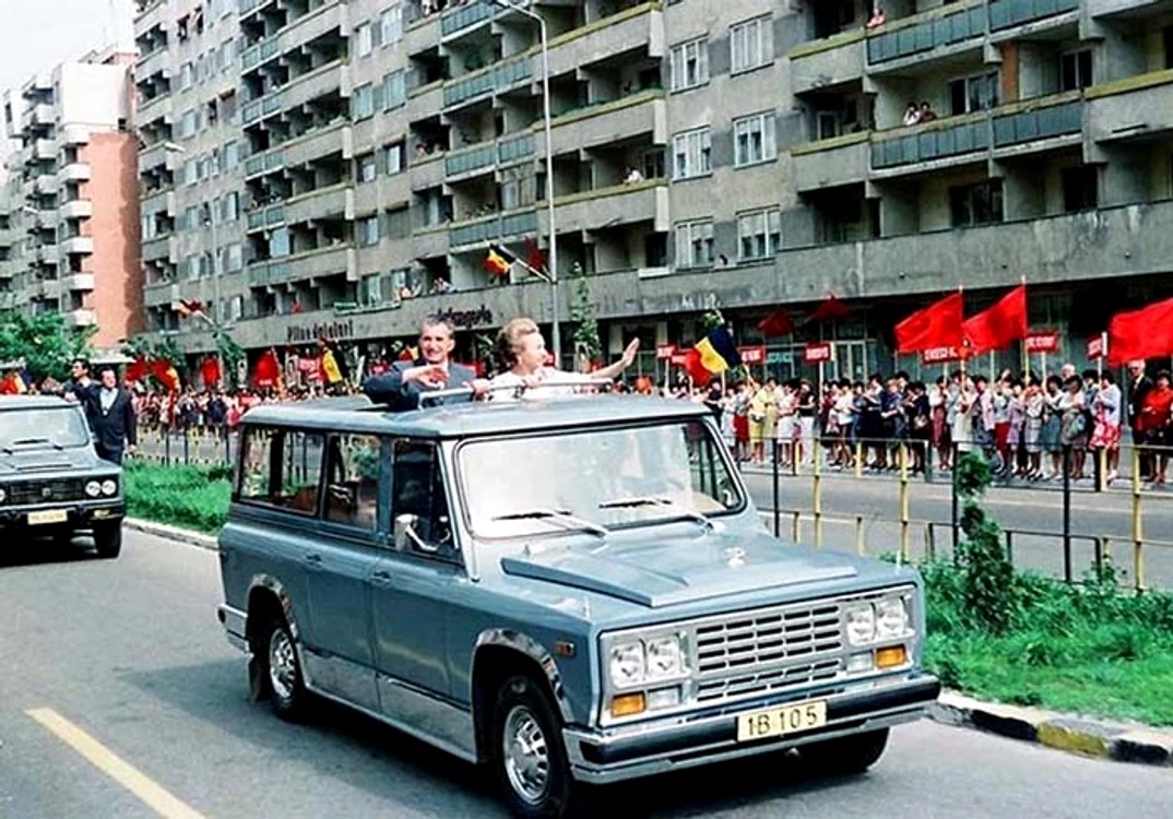
    Nicolae Ceaușescu avea 11 mașini cu care era văzut pe străzi. Aici se afla într-un ARO  