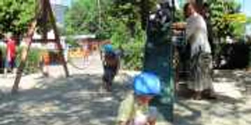 Micuţii sunt bucuroşi de noul loc de joacă