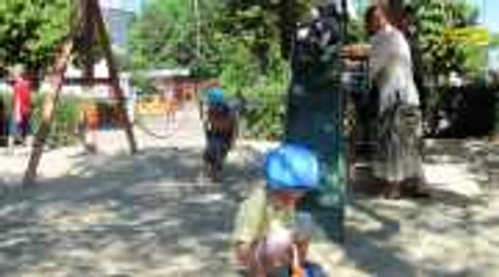 Micuţii sunt bucuroşi de noul loc de joacă