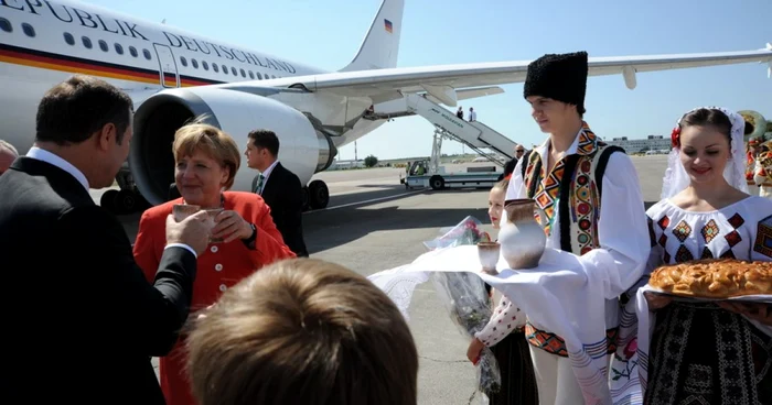 Angela Merkel a fost primită de premierul Vlad Filat pe aeroportul din Chișinău