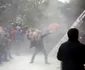 Scene violente între protestatari si poliţişti dupa ce a fost atacat sediul unui partid din Albania. FOTO EPA-EFE