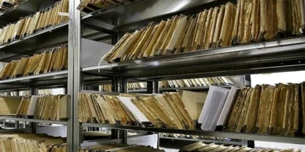 Femeie pusă să-şi caute singură documentele în arhivă