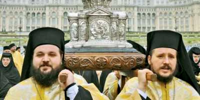 Moaştele Sfântului Andrei au fost purtate în procesiune prin centrul Capitalei