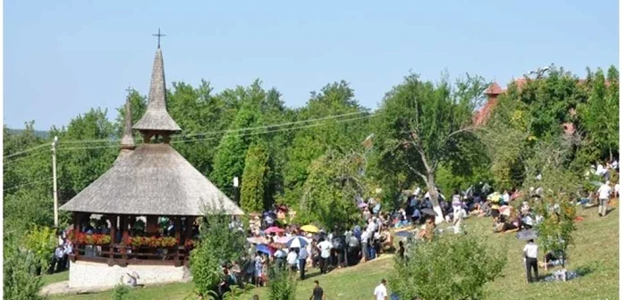 Mănăstirea este situată la limita judeţelor Sălaj şi Cluj