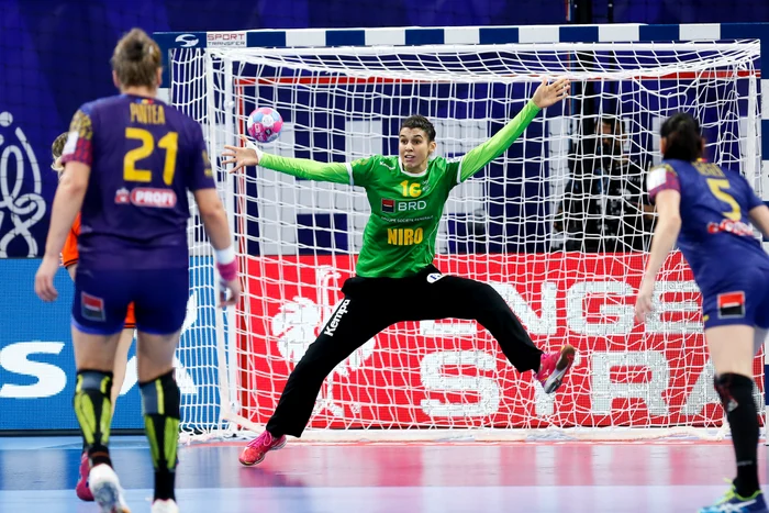 
    Denisa Dedu a avut câteva parade salvatoare în meciul cu UngariaFoto: EPA-EFE  