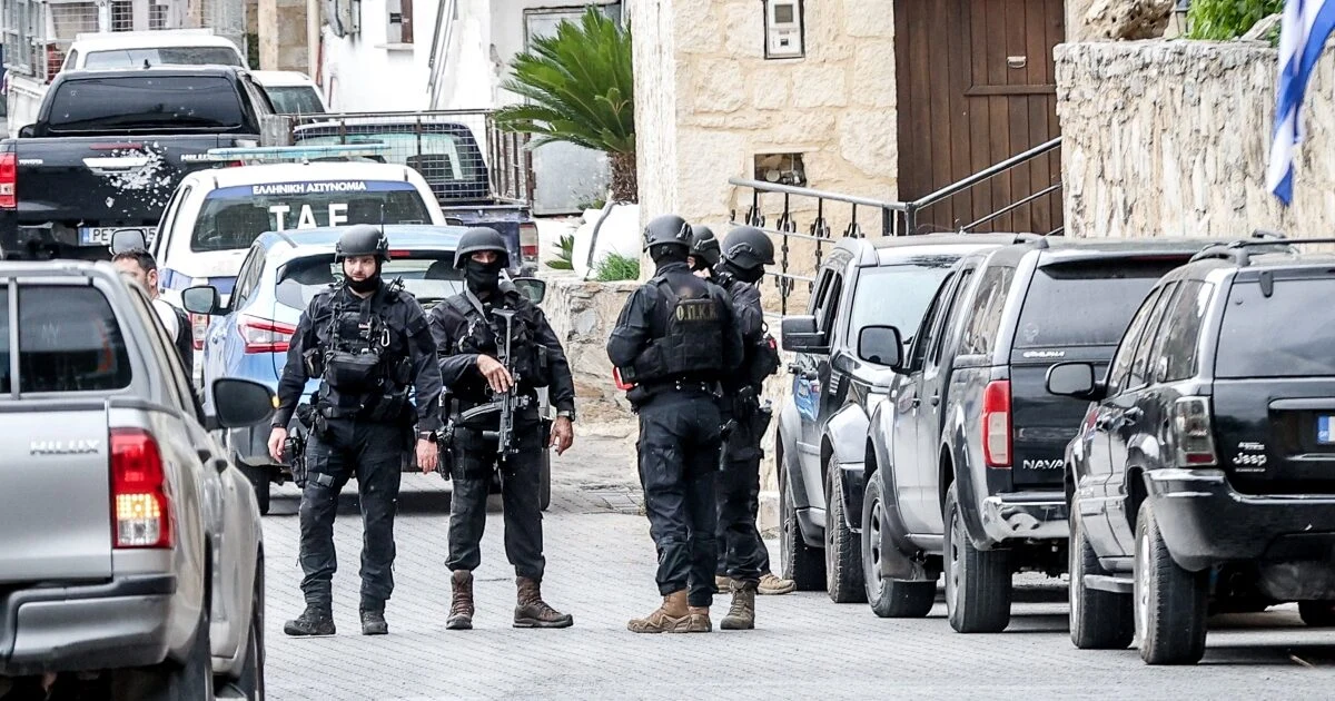 Trei morți și zeci de răniți într-un schimb de focuri pe insula grecească Creta. Atacul ar fi o răzbunare între familii