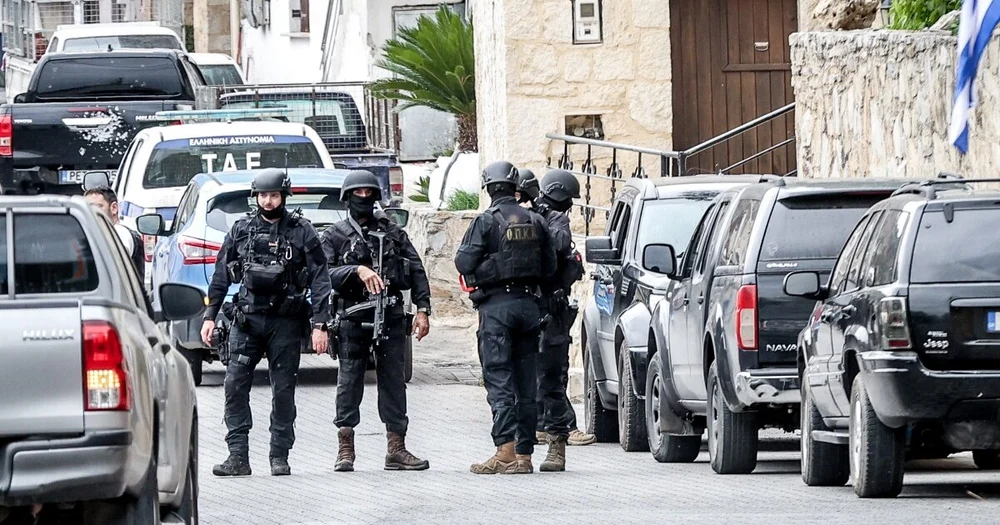 Trei morți și zeci de răniți într-un schimb de focuri pe insula grecească Creta. Atacul ar fi o răzbunare între familii