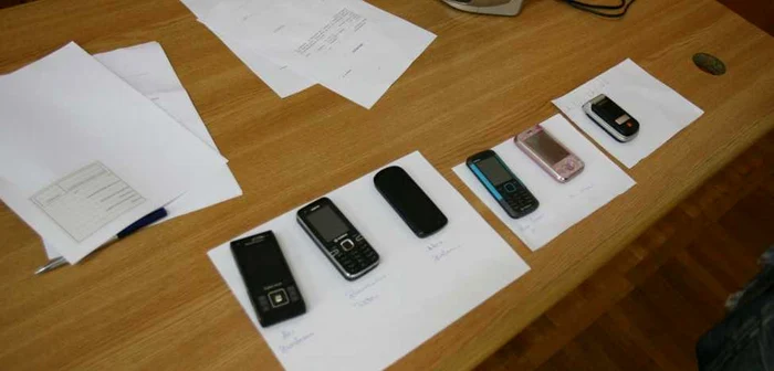 Unii elevi au intrat cu telefoanele în sălile de examen