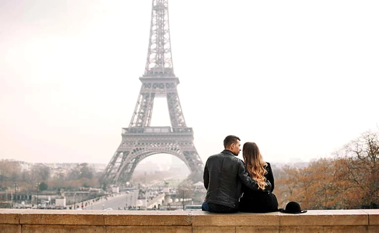 
    La Paris, dragostea pluteşte în aer  