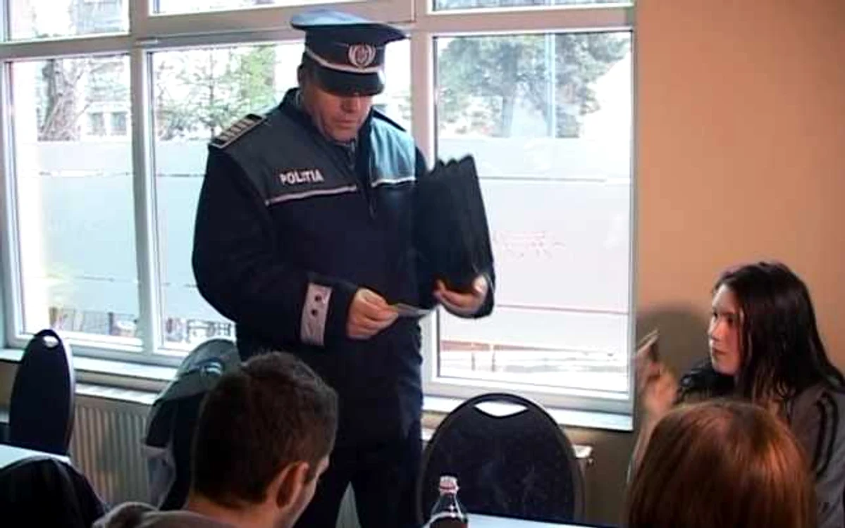 Poliţiştii controlează elevii FOTO Adevărul