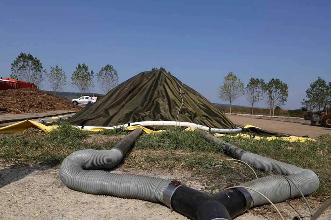 Tehnologia presupune îmbogăţirea nămolului cu un amestec de material energetic şi acoperirea cu o prelată specială. Foto: SEdC Mioveni