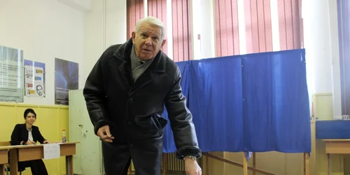Alegeri parlamentare 2016. Teodor Meleşcanu nu a fost recunoscut de reprezentanţii secţiei de vot de la Câmpina. Operatorul de date l-a avertizat că nu are domiciliul în oraş
