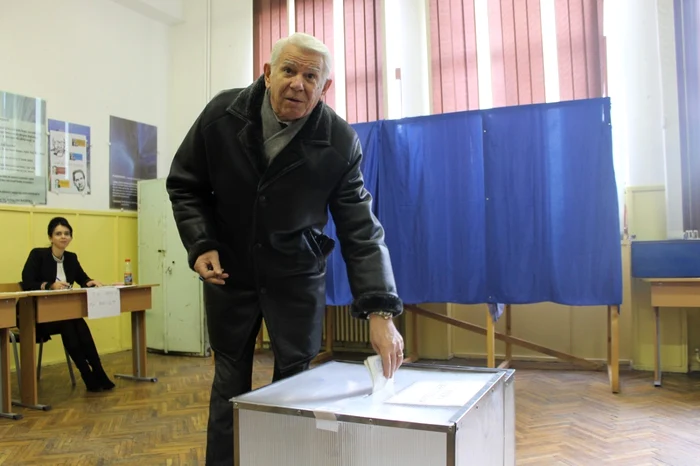 Teodor Meleşcanu nu a fost recunoscut de preşedintele secţiei de vot FOTO: DIANA FRÎNCU