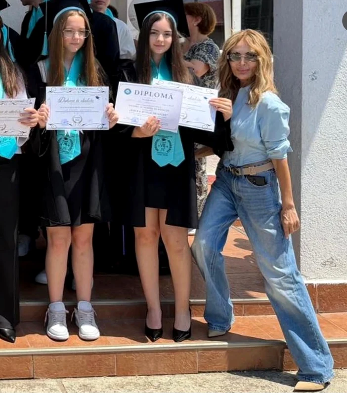 Daniela Gyorfi, emoționată până la lacrimi la absolvirea fiicei sale, Maria