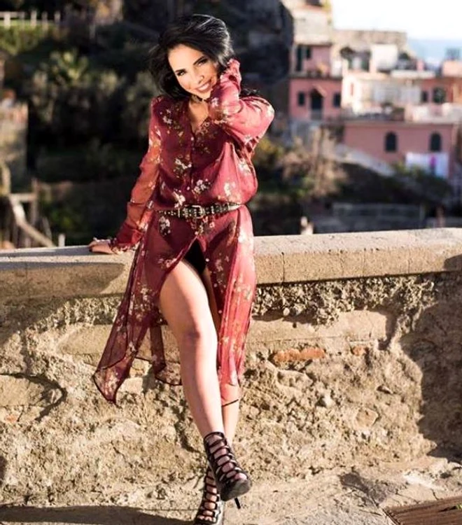 Monica Merişan cântă sub numele de scenă Lissa