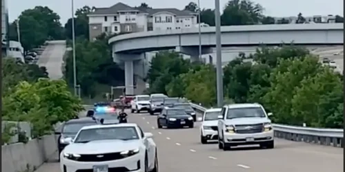 O utlizatoare Tik Tok a publicat un clip devenit viral care surprinde momentul în care mai mulţi şoferi opresc pentru a monitoriza un incident între poliţie şi o femeie de culoare FOTO captură TikTok/@sheniweird