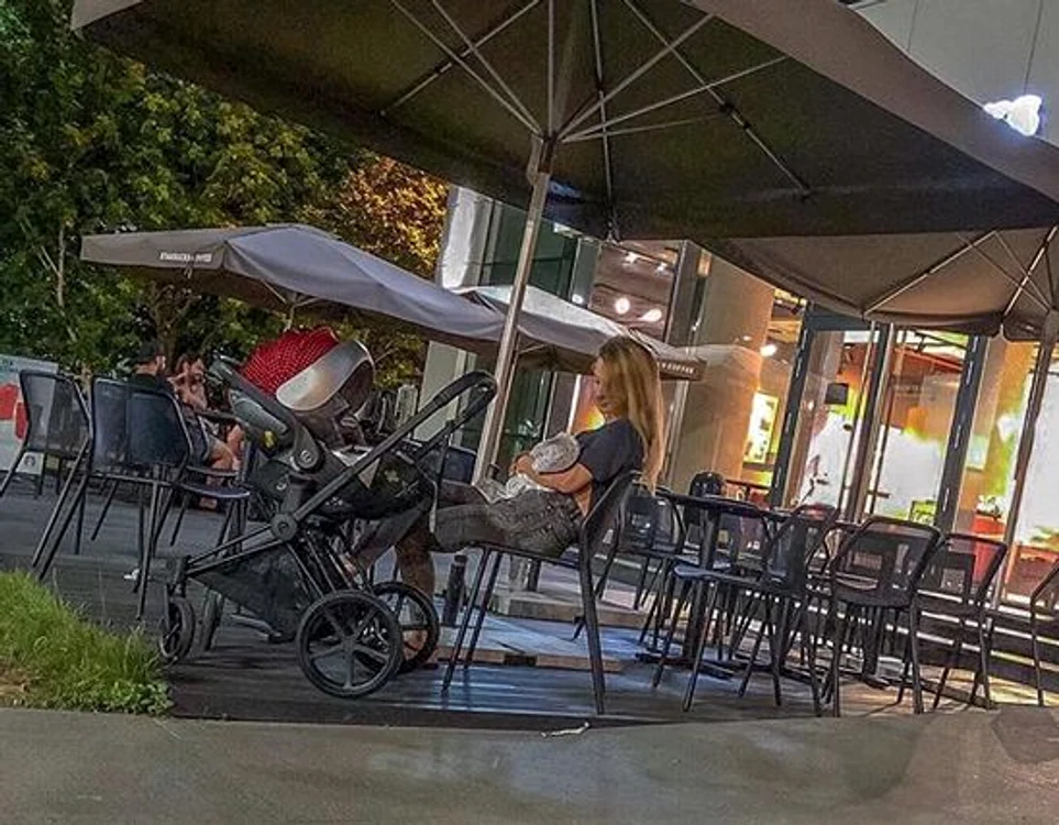Flavia Mihășan și-a alăptat băiețelul în public 