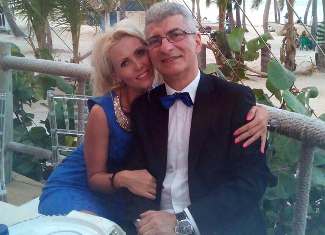 Silviu Prigoană pare mai fericit ca niciodată în braţele frumoasei blonde