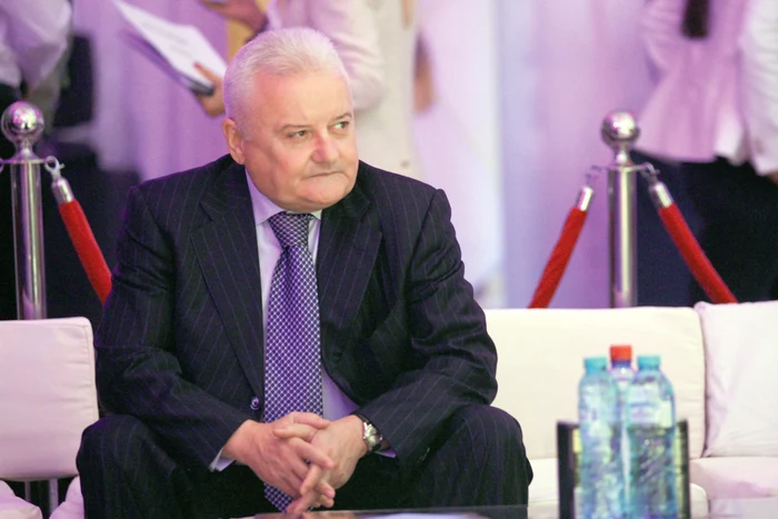 Irinel a privit cu jind la tinerele care au defilat pe scenă