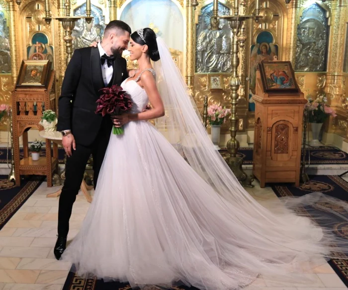 Adelina Pestriţu şi Virgil Şteblea au schimbat ţinutele la petrecere