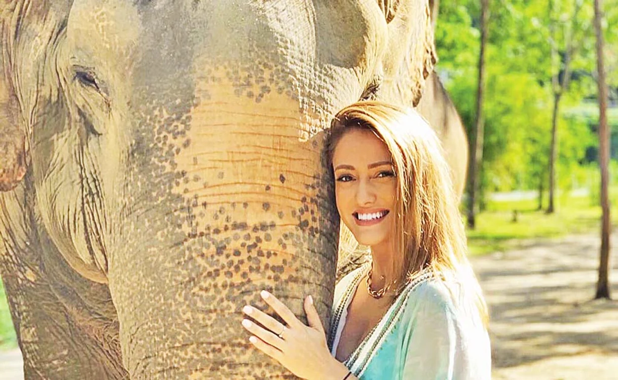 
    Pentru prezentatoarea tv Iuliana  Pepene, cea mai frumoasă experienţă  a fost să facă baie cu elefanţii  