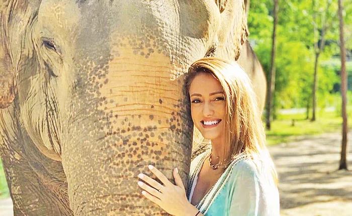 Pentru prezentatoarea tv Iuliana Pepene, cea mai frumoasă experienţă a fost să facă baie cu elefanţii