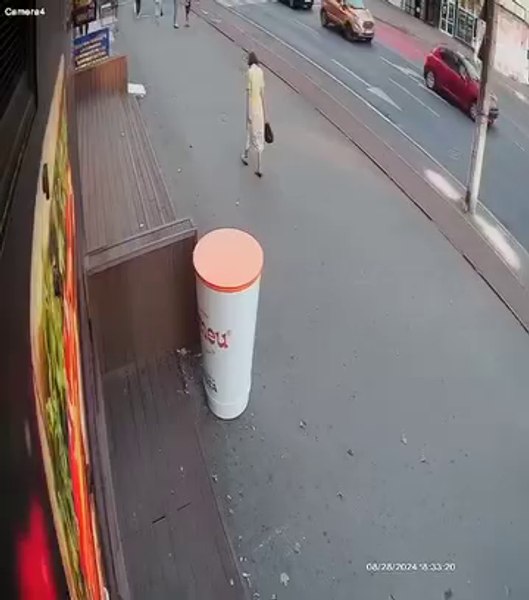 Momentul în care o mașină plonjează pe trotuar, În Galați, lângă un cuplu cu un bebeluș aflat în cărucior. Reflexul tatălui este impresionant