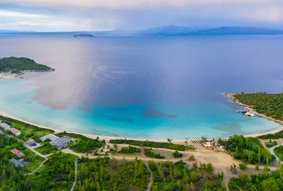 Plajă pe brațul Kassandra din Halkidiki-Grecia - imagine aeriană Foto Porto Valitsa Resort jpg