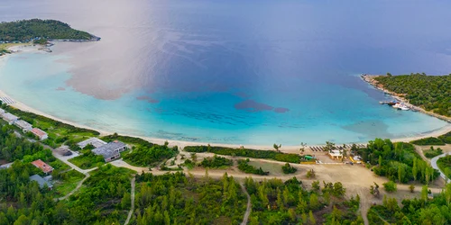 Plajă pe brațul Kassandra din Halkidiki-Grecia - imagine aeriană Foto Porto Valitsa Resort jpg