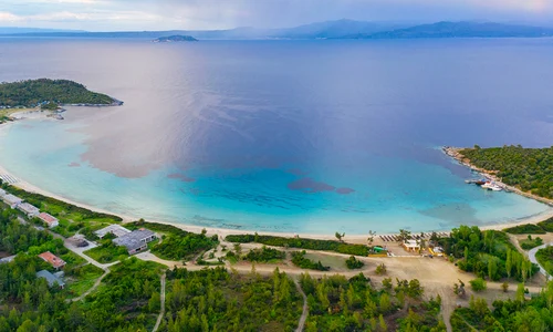 Plajă pe brațul Kassandra din Halkidiki-Grecia - imagine aeriană Foto Porto Valitsa Resort jpg