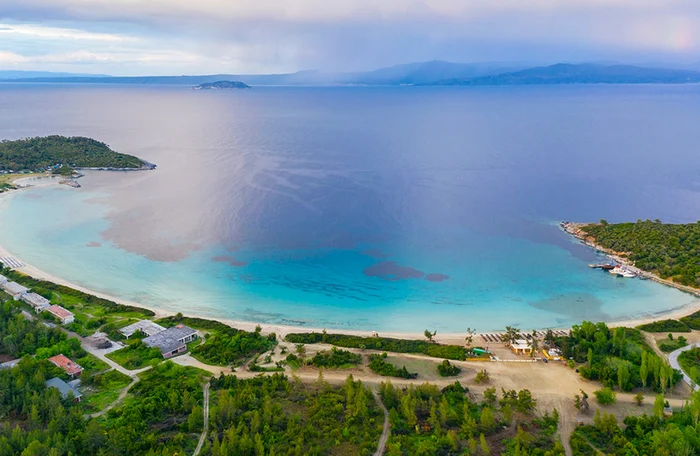 Imagine aeriană cu o plajă de pe brațul Kassandra din Halkidiki-Grecia Foto Porto Valitsa Resort