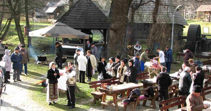 In muzeul in aer liber de 1 Decembrie sunteti asteptati la taiatul porcului - Foto Arhiva Adevărul