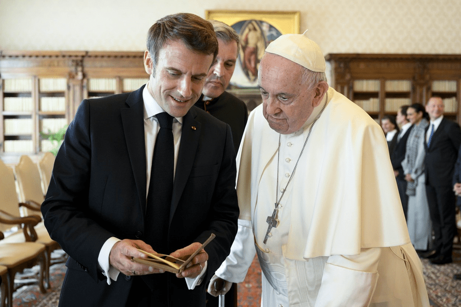 Cadoul controversat oferit de Macron Papei Francisc: reacții aprinse în Polonia